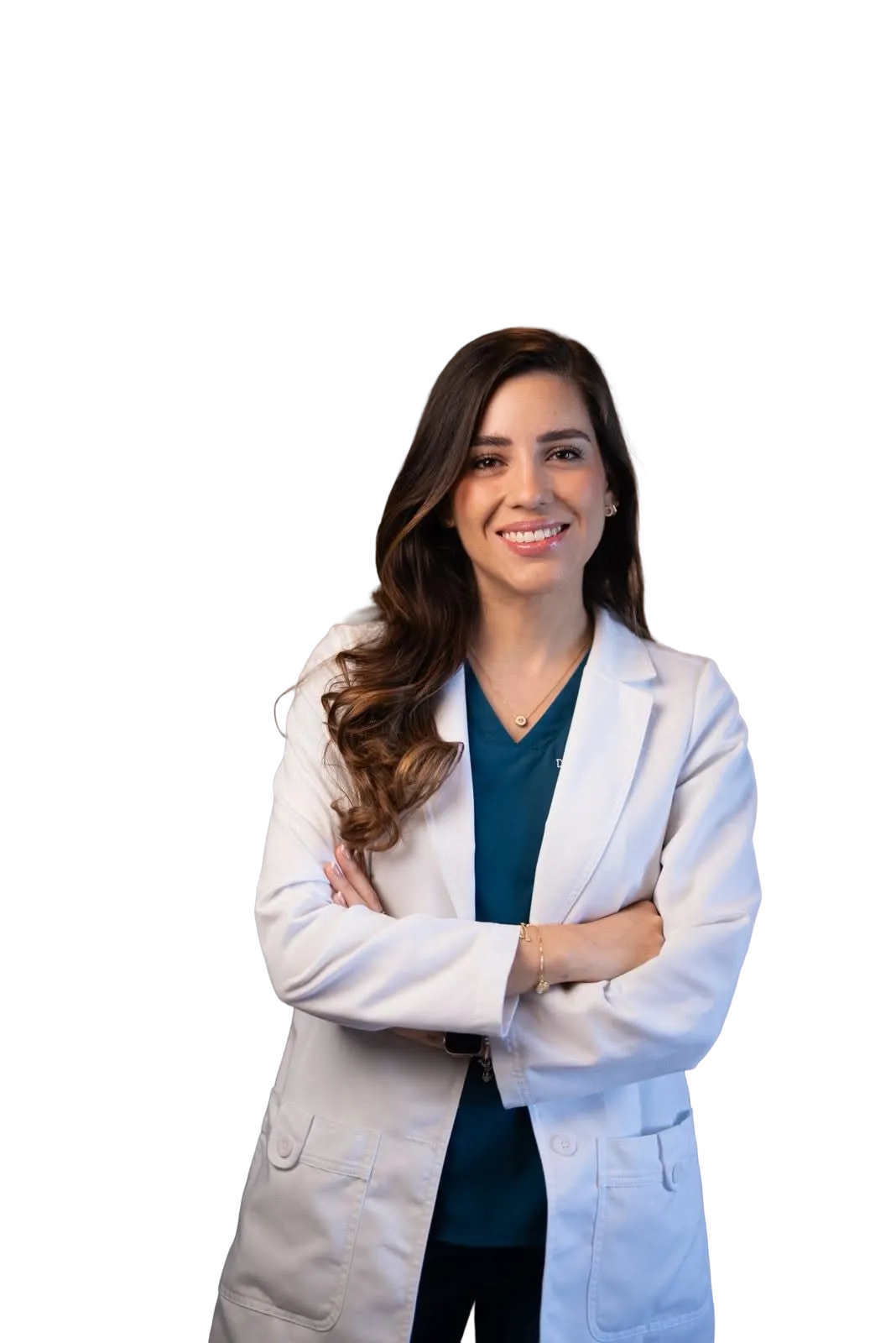 Dra. Catalina Larrazolo Ochoa, traumatóloga y cirujana de mano, de brazos cruzados con bata blanca